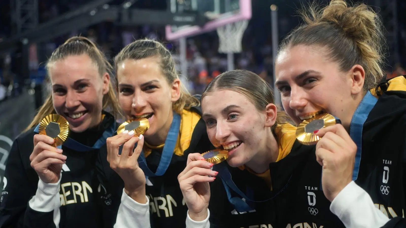 Goldener Glanz: Die 3x3-Basketballerinnen sind Olympiasieger. (Foto: Maximilian Specht/dpa)