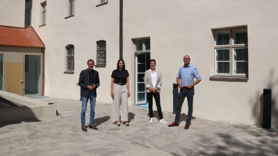 Freuen sich auf die künftige Zusammenarbeit: Oberbürgermeister Dr. Christoph Hammer sowie von Seiten der KBS Arbeit und Integration gGmbH Anja Strauß (verwaltungstechnische Aufgaben), Alexandra Botsch (hauswirtschaftliche Leitung) und Geschäftsführer Ron Geyer (von links) auf der Terrasse des Hauses B. (Foto: Martina Haas)