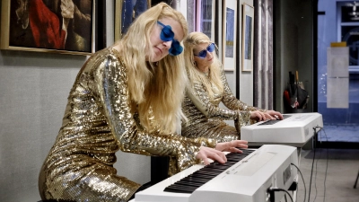 Des Stücks wegen mit Herzbrillen: Victoria Pohl (links) und Hildegard Pohl improvisieren über „Isn&#39;t She Lovely” von Stevie Wonder. (Foto: Thomas Wirth)