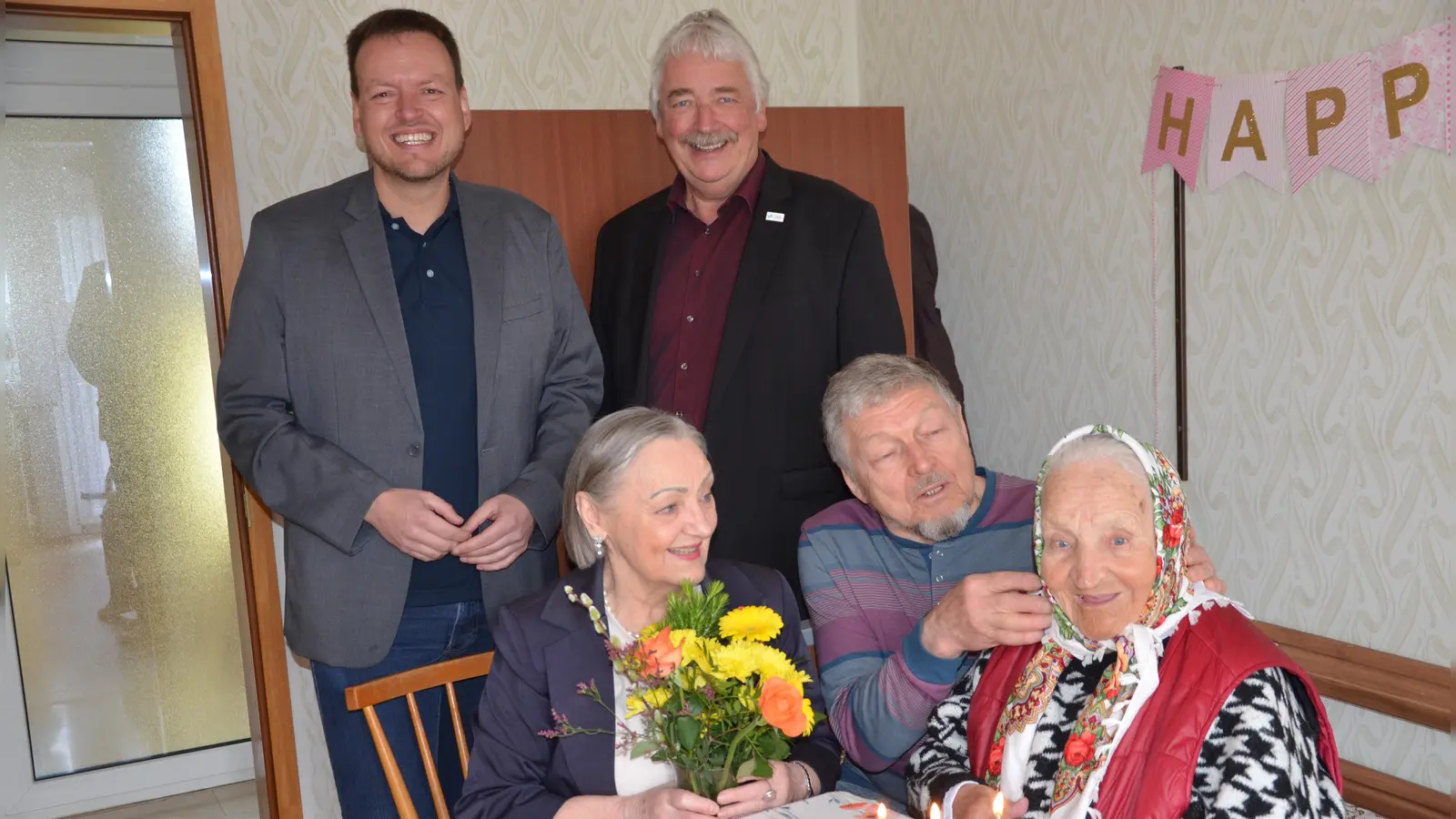 Diespecks Bürgermeister Markus Helmreich, stellvertretender Landrat Reinhard Streng sowie Tochter und Schwiegersohn bei dem Besuch zum 100. Geburtstag von Olena Tehor.  (Foto: Christa Frühwald)