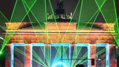 Berlin feiert in Farben: Spektakuläre Lasershow bei „Yeah 26“ am Brandenburger Tor am Silvesterabend. (Foto: Britta Pedersen/dpa)