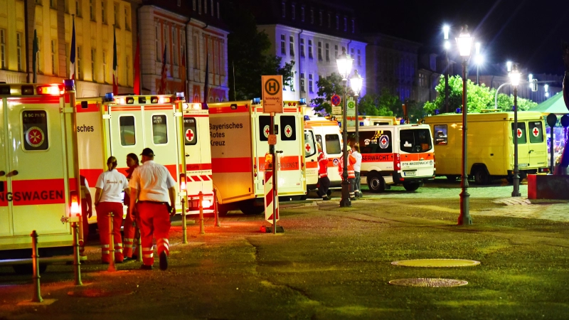 Zahlreiche Rettungswagen stehen am Abend des 24. Juli 2016 auf der Promenade, um die Verletzten des Bomben-Anschlags zu versorgen. (Archivbild: Jim Albright)