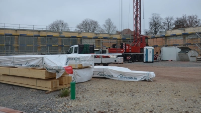 Großbaustelle Feuerwehrhaus – ein Millionenprojekt und eine enorme Belastung für die städtischen Kassen. Ob sogar unnötig Geld ausgegeben wurde, wollen die Grünen durch eine externe Prüfung klären lassen. (Foto: Pat Lauer)