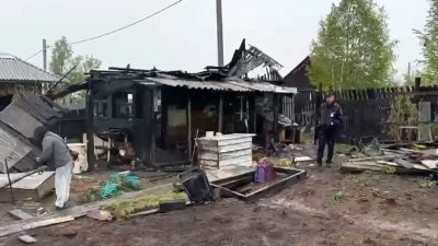 Ein Beamter des russischen Ermittlungskomitees dokumentiert den Schauplatz eines Massenmordes an Teenagern in der Stadt Baikalsk. Bei einem Messerangriff während einer Geburtstagsfeier wurden vier Jugendliche getötet und vier weitere verletzt. Der mutmaßliche Angreifer starb im Feuer. (Foto: Russian Investigative Committee/TASS via ZUMA Press/dpa)