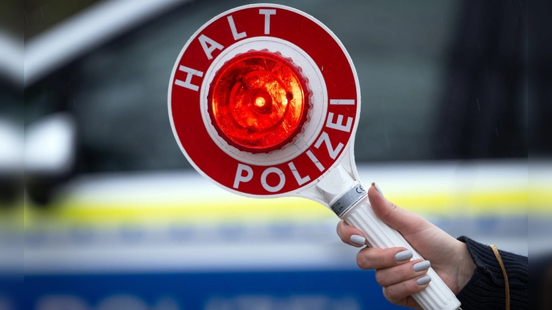 Die Polizei stoppte einen Raser mit über 40 Kilometern pro Stunde zu viel in Oberscheckenbach. (Symbolbild: Soeren Stache/dpa)