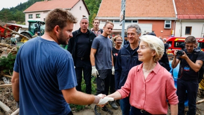 EU-Kommissionspräsidentin Ursula von der Leyen besucht ein Katastrophengebiet in Slowenien. (Foto: Anze Malovrh/STA/dpa)