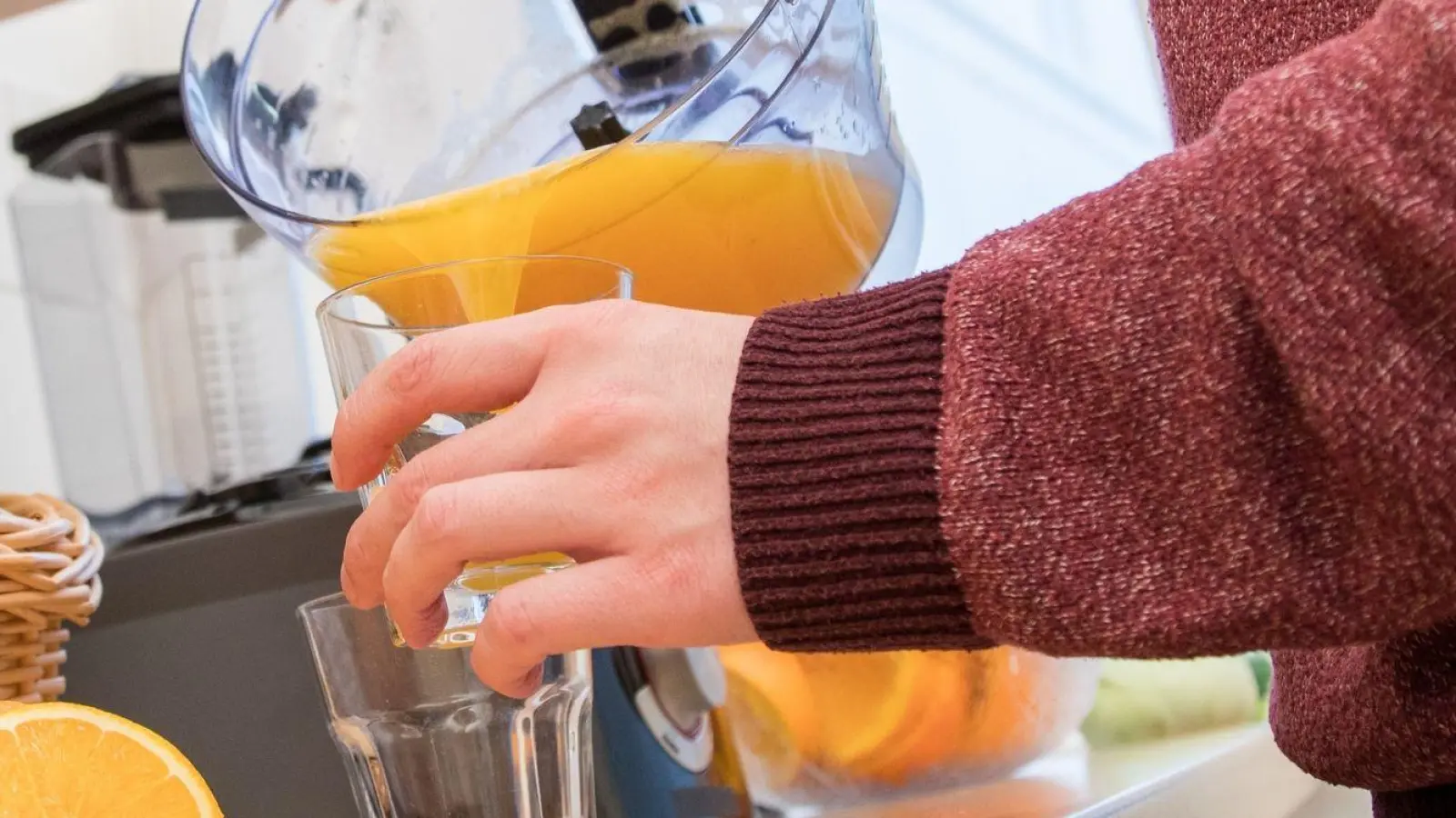 Für eine bessere Aufnahme von Eisen nimmt man Eisentabletten besser mit Orangensaft ein. (Foto: Christin Klose/dpa-tmn/dpa)