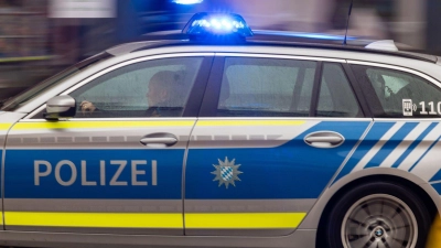 Die Polizei bat Autofahrerinnen und Autofahrer, den Bereich zu meiden und weiträumig zu umfahren. (Symbolbild) (Foto: Peter Kneffel/dpa)