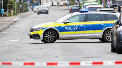 In Nienburg in Niedersachsen ist bei einem Polizeieinsatz ein Mann tödlich verletzt worden. Eine Polizistin wurde angeschossen. (Foto: Moritz Frankenberg/dpa)