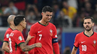 Wechselbad der Gefühle: Portugals Cristiano Ronaldo (M) weint nach seinem verschossenen Elfmeter in der Nachspielzeit. Am Ende hatte der Weltstar allerdings doch noch Grund zur Freunde, sein Team bezwang Slowenien im Elfmeterschießen und ist eine Runde weiter. (Foto: Arne Dedert/dpa)
