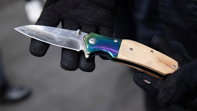 Nicht nur verbotene, auch eigentlich legale Waffen dürfen über Silvester an den Bahnhöfen nicht mitgeführt werden. (Symbolbild) (Foto: Paul Zinken/dpa)