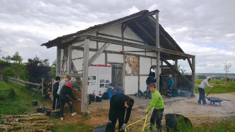 Sichtlich Spaß gemacht hat die Sanierung des römischen Streifenhauses auf dem Gelände des Römerparks Ruffenhofen den Schülern der Mittelschule Bechhofen. (Foto: Peter Tippl)