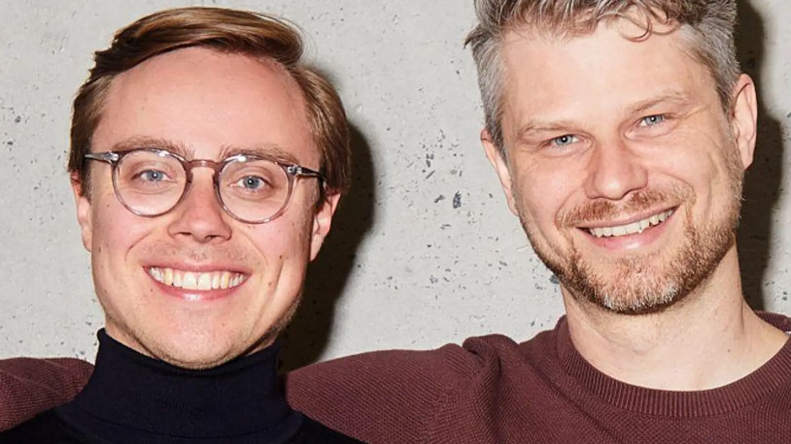 Die beiden Mitbegründer des Berliner KI-Start-ups Parloa Malte Kosub (l) und Stefan Ostwald. (Foto: Parloa/dpa)