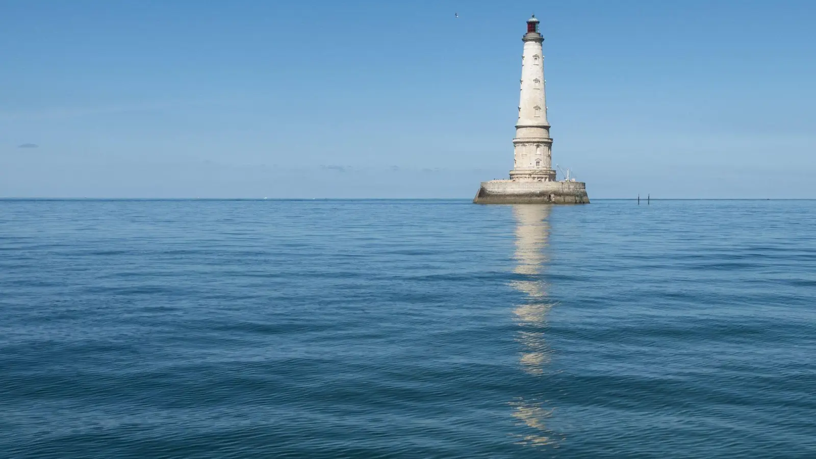 Sieben Kilometer vor der Küste liegt der Leuchtturm von Cordouan. (Foto: Andreas Drouve/dpa-tmn)