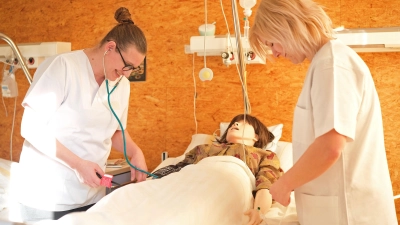 Die Auszubildenden Yesim Taner (links) und Vanessa Heinze (rechts) lernen gemeinsam in Dinkelsbühl, worauf es in der Pflege ankommt.<br> (Foto: Lukas Schliepkorte/Agentur für Arbeit)