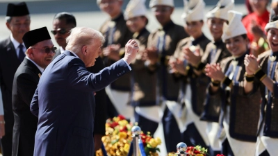Bei seiner Ankunft in Malaysia tanzt US-Präsident Donald Trump- (Foto: Hasnoor Hussain/Pool Reuters/AP/dpa)