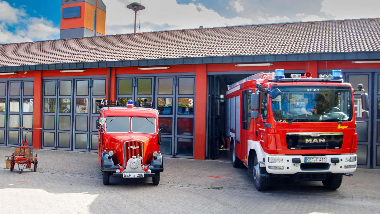 Uralt, alt und neu – zum Blaulicht-Tag in Scheinfeld wird es am kommenden Samstag auch eine kleine Zeitreise in die Geschichte des Rettungswesens geben. (Foto: Feuerwehrverein Scheinfeld/Andreas Schick)