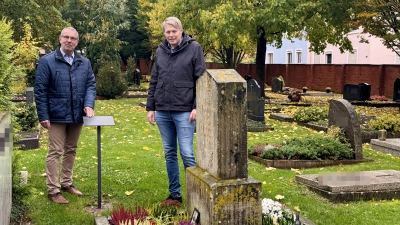 Die Kaspar-Hauser-Infotafel ist weg. Dekan Dr. Matthias Büttner (links) und der stellvertretende Geschäftsführer der evangelischen Gesamtkirchengemeinde, Manuel Dornhöfer, sehen sich am Ort des Geschehens um. (Foto: Oliver Herbst)
