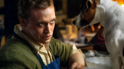 Caleb Landry Jones spielt die Hauptrolle in Luc Bessons neuem Film „DogMan“. (Foto: Shanna Besson/Capelight Pictures /dpa)