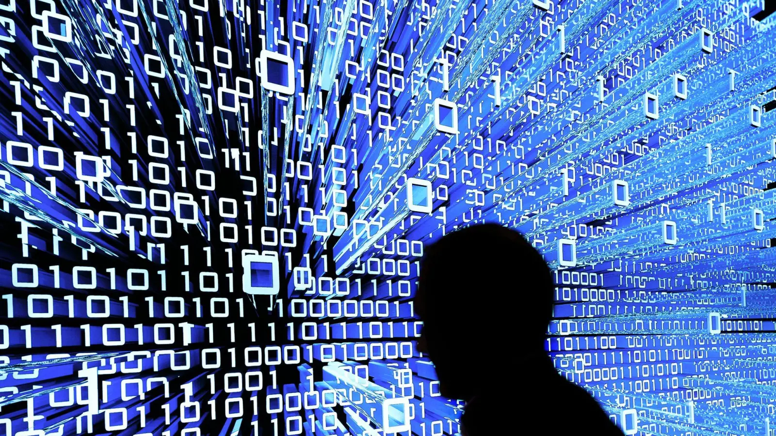 Bankkunden in Deutschland sind immer häufiger bereit, mit ihrem Finanzinstitut digital in Kontakt zu treten und sich auch mit Hilfe von KI beraten zu lassen.  (Foto: Peter Steffen/dpa)