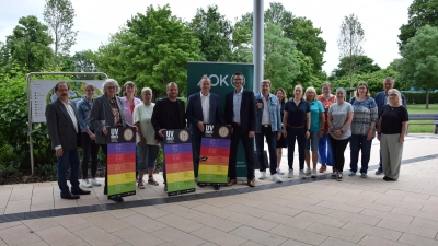 Vertreter der Einrichtungen trafen sich mit den Verantwortlichen der Aktion im Ansbacher Freibad, um ihre UV-Index-Tafeln in Empfang zu nehmen. (Foto: Florian Schwab)