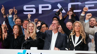 Manager von SpaceX läuteten das Börsendebüt an der Technologiebörse Nasdaq ein. (Archivbild) (Foto: Frank Franklin II/AP/dpa)