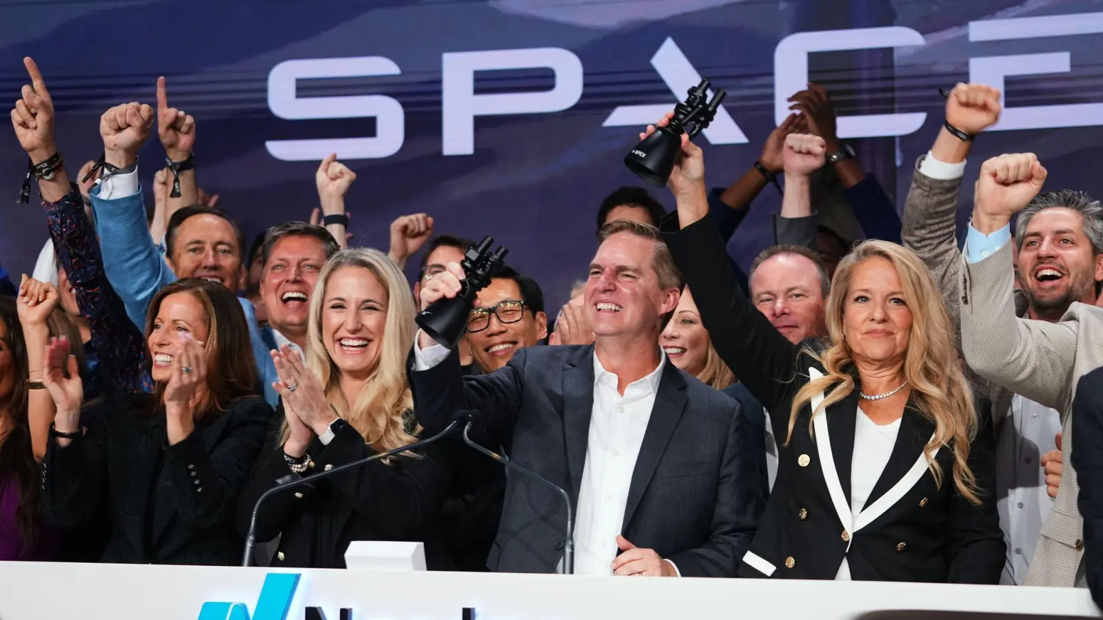 Manager von SpaceX läuteten das Börsendebüt an der Technologiebörse Nasdaq ein. (Archivbild) (Foto: Frank Franklin II/AP/dpa)