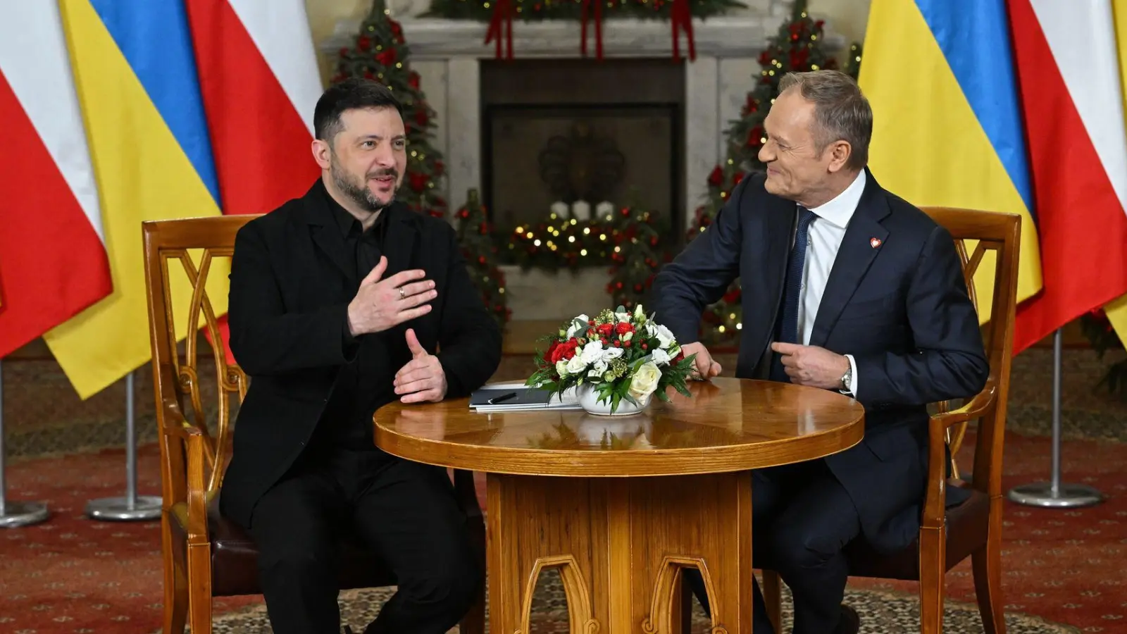 Polens Ministerpräsident Tusk (rechts) pflegt seit Jahren eine enge Verbindung zum ukrainischen Präsidenten Selenskyj - nun wird er auch die Laudatio bei der Verleihung des Kleist-Preises der Münchner Sicherheitskonferenz. (Archivbild) (Foto: Radek Pietruszka/PAP/dpa)