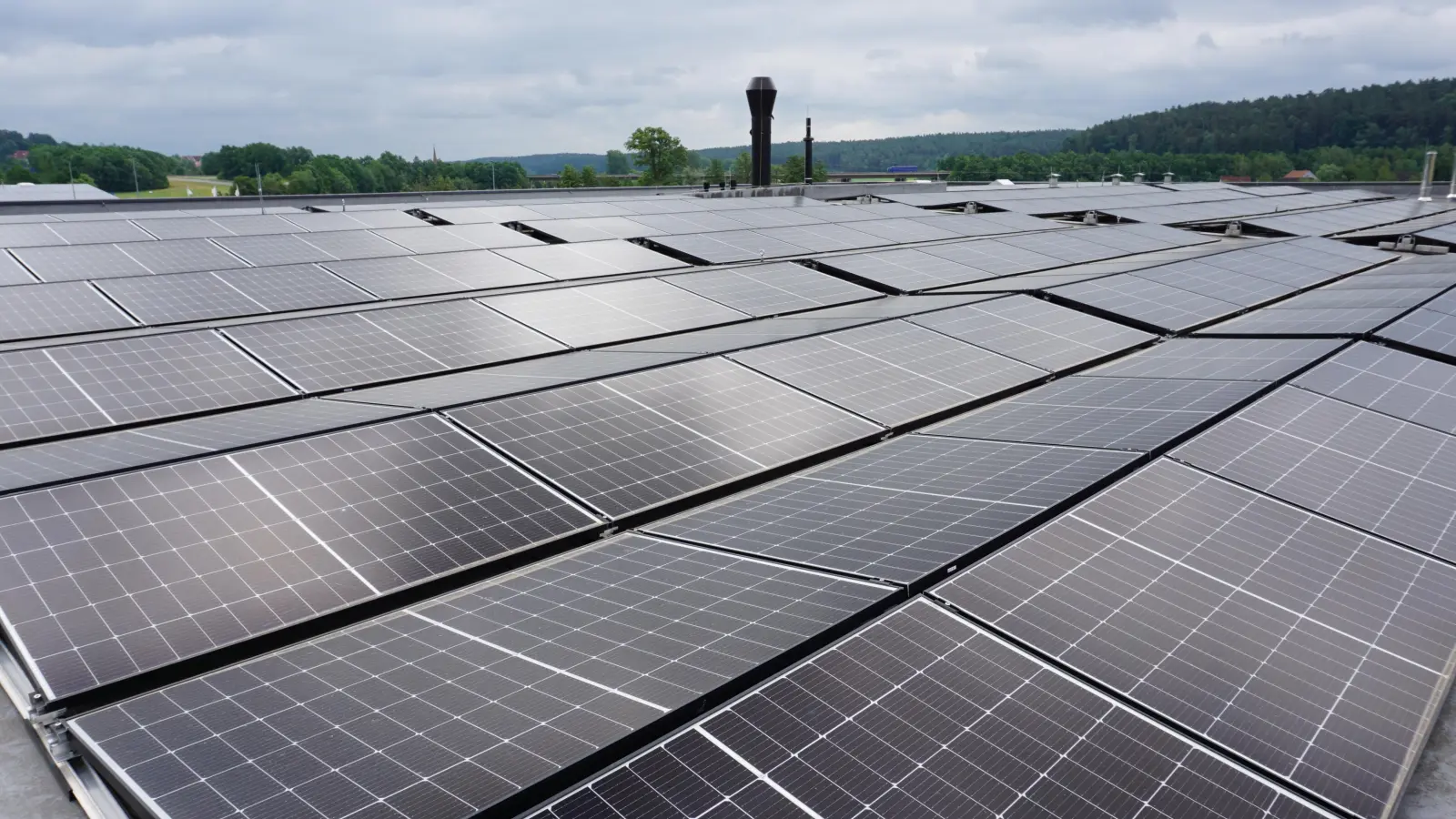 Immer wieder müssen auch Photovoltaik-Anlagen abgeregelt werden, weil die Netze überlastet sind. So geht grüner Ökostrom verloren. Das will die Stadt Uffenheim ändern. (Symbolbild: Andrea Walke)