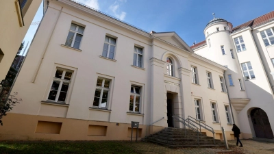 An die Schule des vermissten Fabian kamen am Montag auch Ermittler. (Foto: Bernd Wüstneck/dpa)