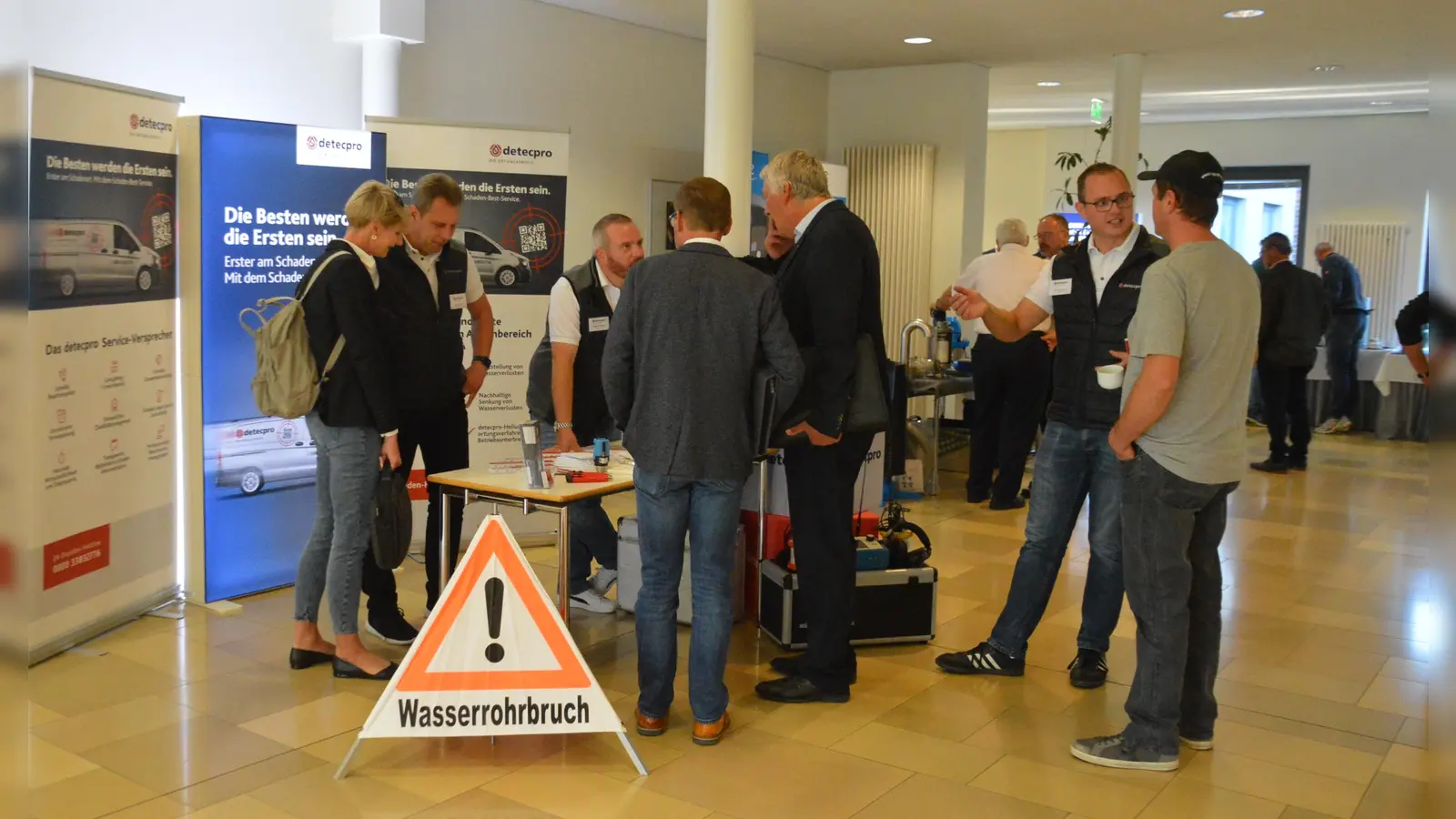 Im Foyer der BauAkademie informierten bei der Fachtagung etliche Zulieferfirmen und Geschäftspartner der Wasserversorgung über technische Neuerungen. (Foto: Peter Tippl)