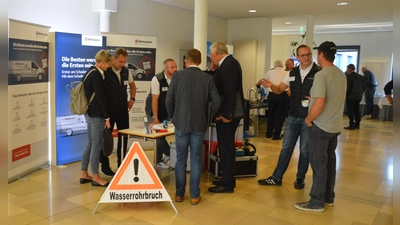 Im Foyer der BauAkademie informierten bei der Fachtagung etliche Zulieferfirmen und Geschäftspartner der Wasserversorgung über technische Neuerungen. (Foto: Peter Tippl)