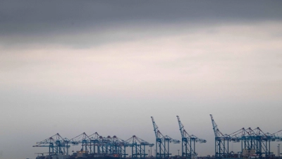 Schiffe liegen am Container-Terminal Bremerhaven. Das Stimmungsbarometer des Mannheimer Forschungsinstituts ZEW ist erneut gefallen. (Foto: Sina Schuldt/dpa)