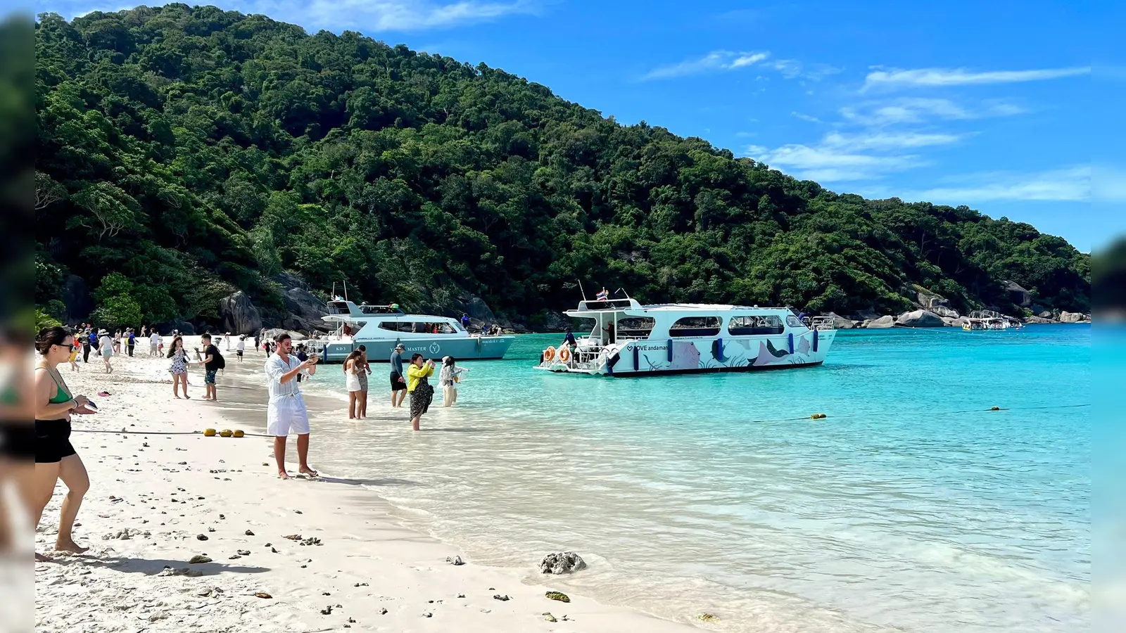 In der Trockenzeit tummeln sich jeden Tag Touristen an den schneeweißen Stränden der Similan Islands. (Archivbild) (Foto: Carola Frentzen/dpa)