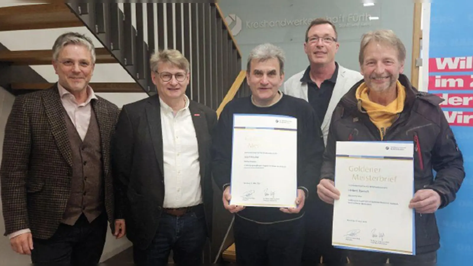 Geschäftsführer Thomas Mörtel, der stellvertretende Obermeister Rainer Hieronymus und Obermeister Karl Gräf (hinten) gratulierten den neuen Goldmeistern Josef Kreußer und Herbert Dünisch (von links). (Foto: Kreishandwerkerschaft Fürth)