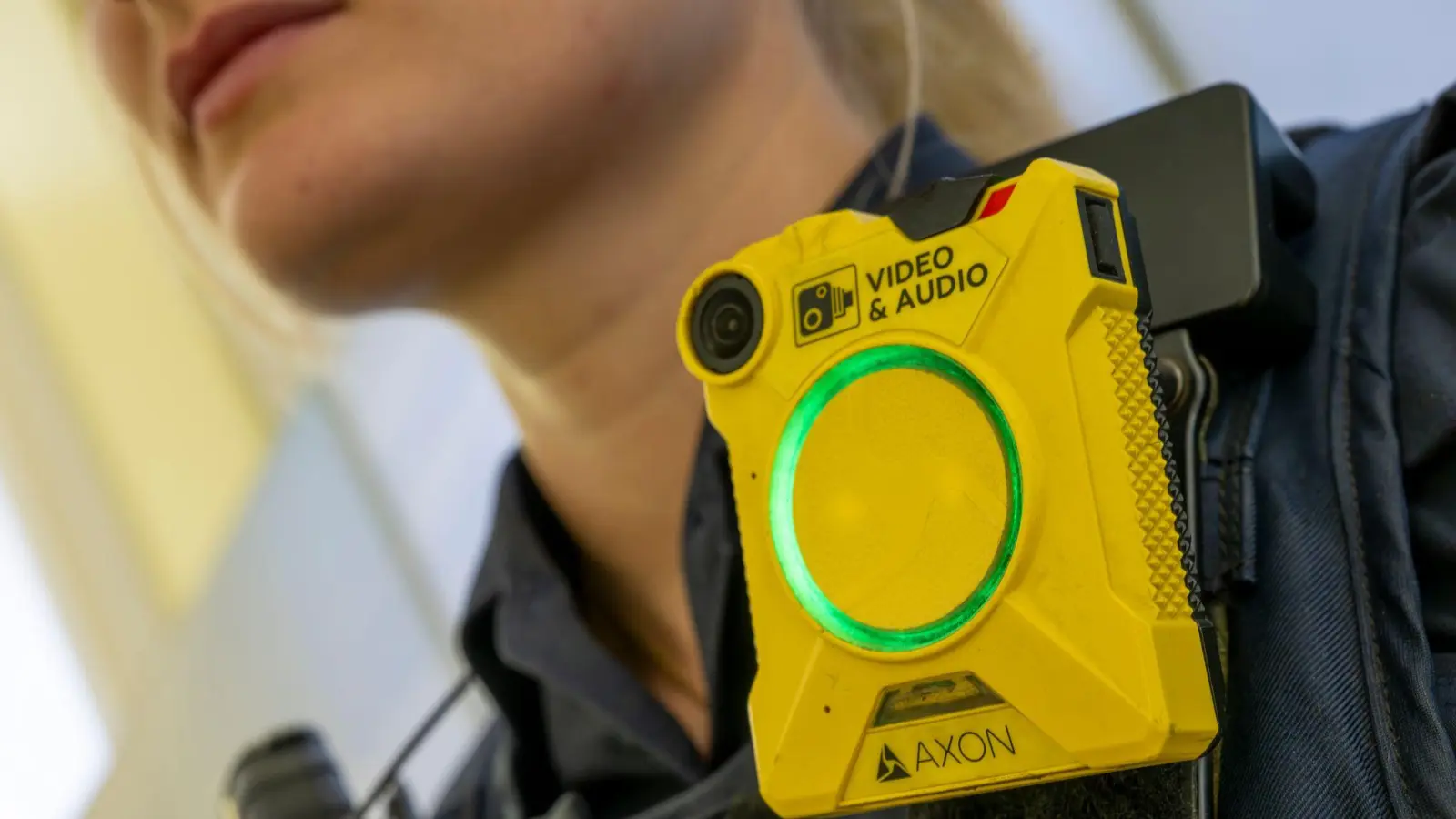 Polizistin mit Bodycam. (Foto: Peter Kneffel/dpa)