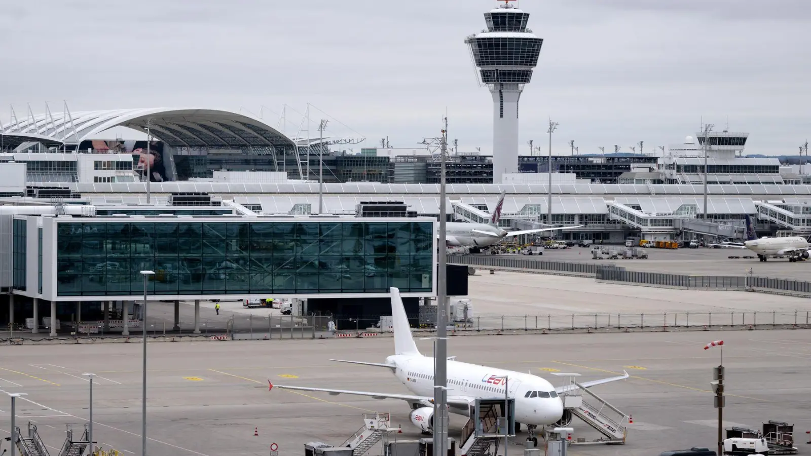 Am Münchner Flughafen soll am Samstag wieder weitgehend normaler Betrieb herrschen. (Foto: Sven Hoppe/dpa)