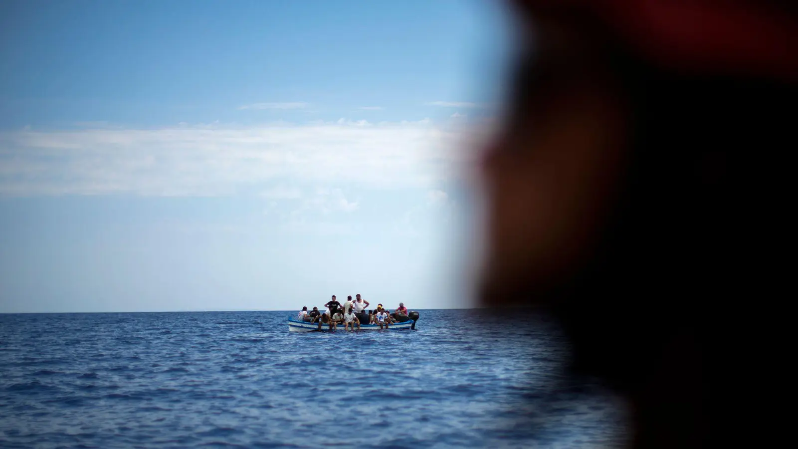 Migranten in einem Holzboot auf dem Mittelmeer. Symbolfoto (Foto: Francisco Seco/AP/dpa)