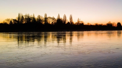 Temperaturen deutlich unter dem Gefrierpunkt verwandeln Gewässer derzeit zu riesigen Eisflächen. (Foto: Julian Stratenschulte/dpa)