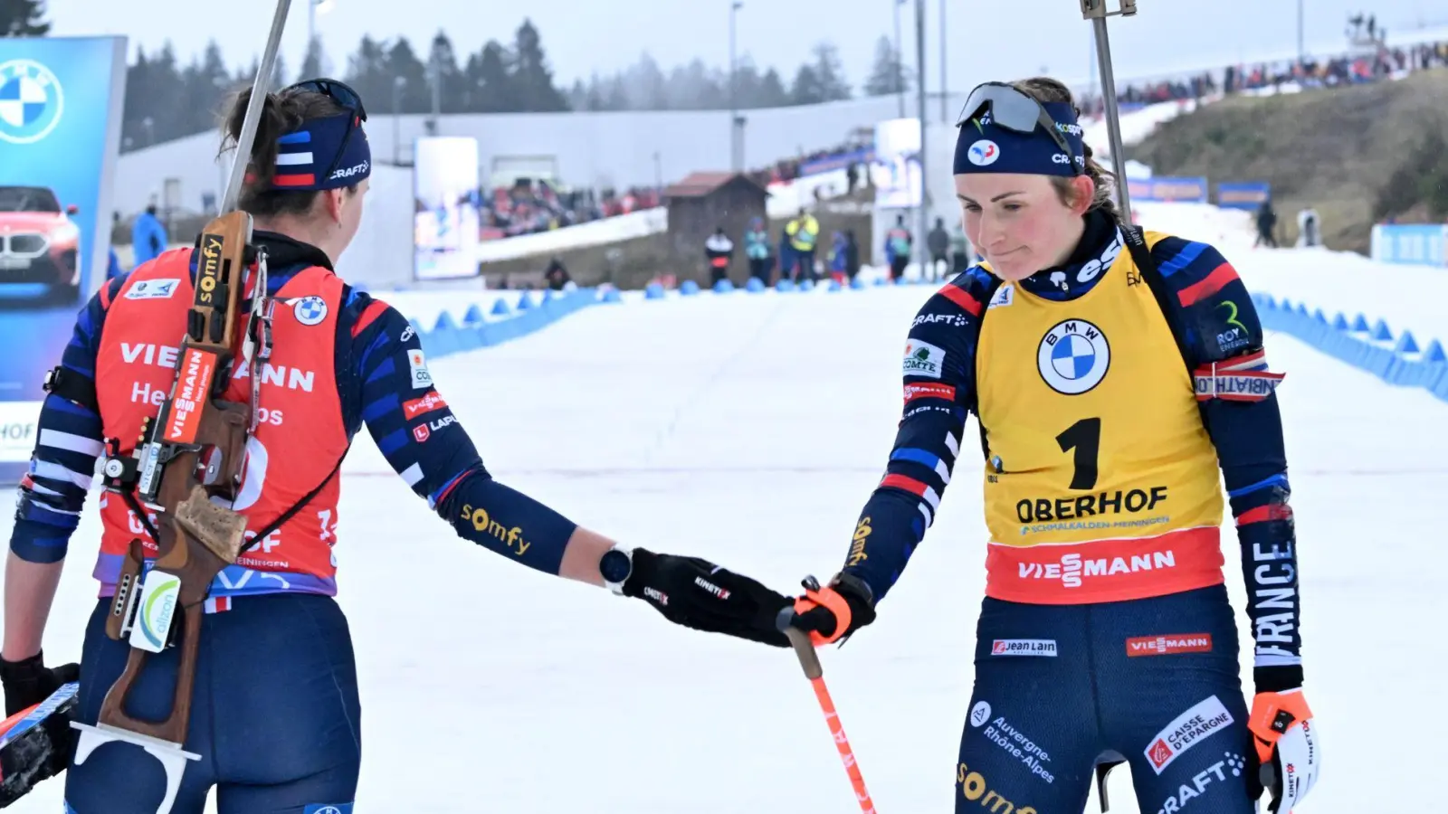 Eiszeit: Julia Simon und Justine Braisaz-Bouchet (r) beschränken ihren Kontakt auf ein Minimum. (Archivbild) (Foto: Martin Schutt/dpa)