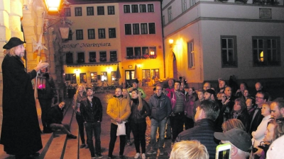 Nachtwächter Hans Georg Baumgartner zu Beginn einer seiner Führungen am Rathaus. Im Herbst geht er in Rente. (Archivbild: Clarissa Kleinschrot)