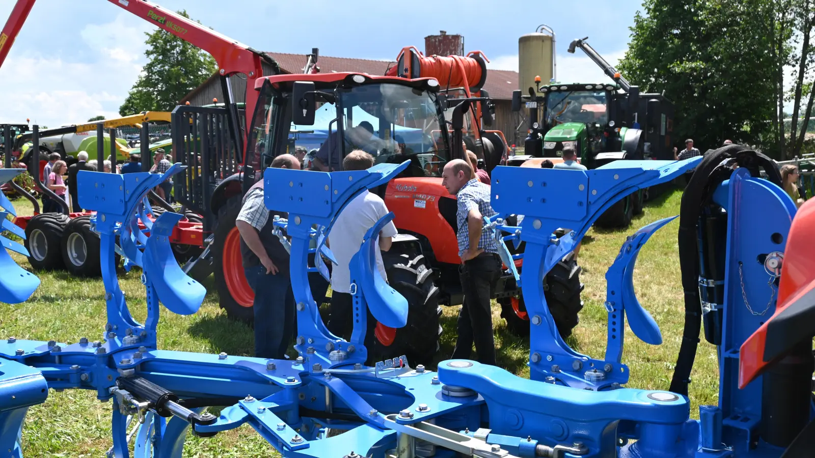 Zu seinem Jubiläumsfest in Baudenbach hatte der Maschinenring Franken-Mitte standesgemäß auch einen umfangreichen Maschinenpark zur Besichtigung aufgebaut. (Foto: Judith Marschall)