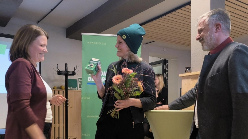 Die Sprecherin des Grünen-Kreisverbands Franziska Wurzinger (links) gratulierte Sophia Göppel-Kraft (Mitte) gemeinsam mit dem Kreistags-Fraktionsvorsitzenden Harald Domscheit (rechts) zur Nominierung als Landratskandidatin. Für den winterlichen Wahlkampf wurde die Kandidatin unter anderem mit einer passenden Mütze als Geschenk ausgestattet. (Foto: Thomas Schaller)