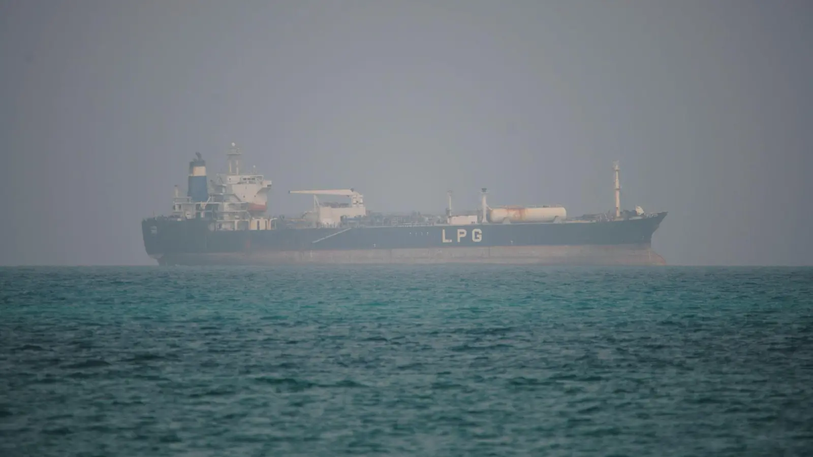 Erneut wurde ein Schiff im Roten Meer attackiert. (Archivbild) (Foto: Abdulnasser Alseddik/AP/dpa)