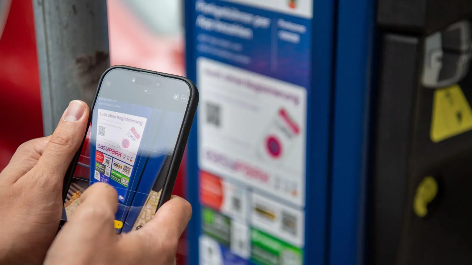 Gefahr per QR-Code: „Quishing“ kann auch im öffentlichen Raum lauern. (Foto: Nico Tapia/dpa-tmn)