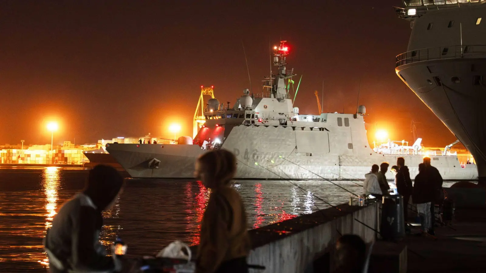 Das spanische Hochsee-Patrouillenboot „Furor“ soll der propalästinensischen Global Sumud Flotilla im Notfall Hilfe leisten. Der könnte eintreten, wenn die rund 50 privaten Boote versuchen sollten, die Seeblockade der israelischen Marine des Gazastreifens zu durchbrechen.  (Foto: Alfonso Duran/AP/dpa)