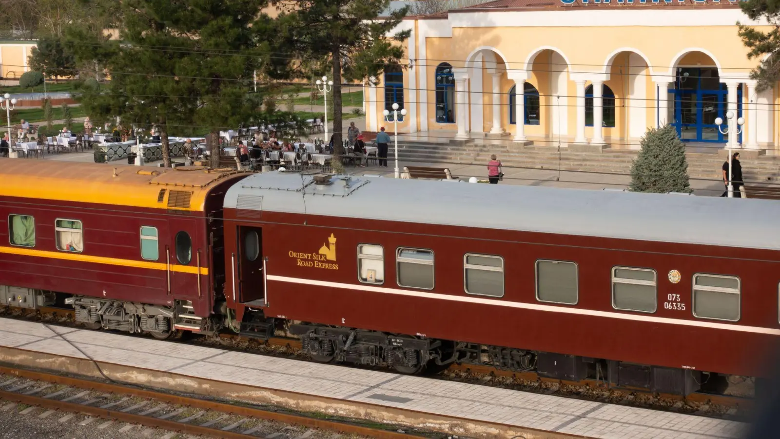 Zwischenstopp in Usbekistan: Der „Orient Silk Road Express“ im Bahnhof von Shahrisabz. (Foto: Andreas Drouve/dpa-tmn)