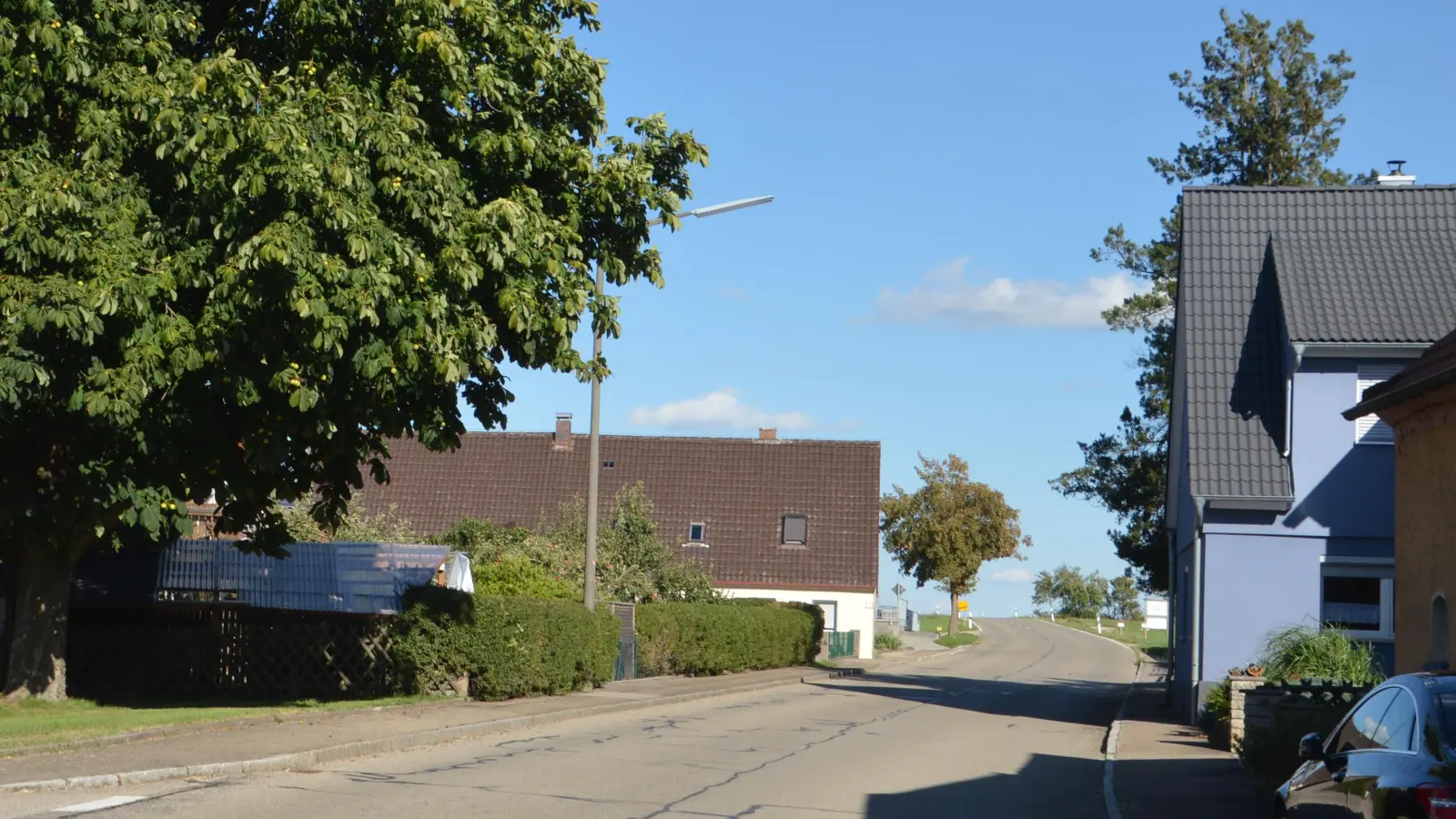 Am östlichen Ortsausgang von Lentersheim in Richtung Unterschwaningen werden zur Kosteneinsparung drei Solarlampen als Straßenbeleuchtung installiert. (Foto: Peter Tippl)
