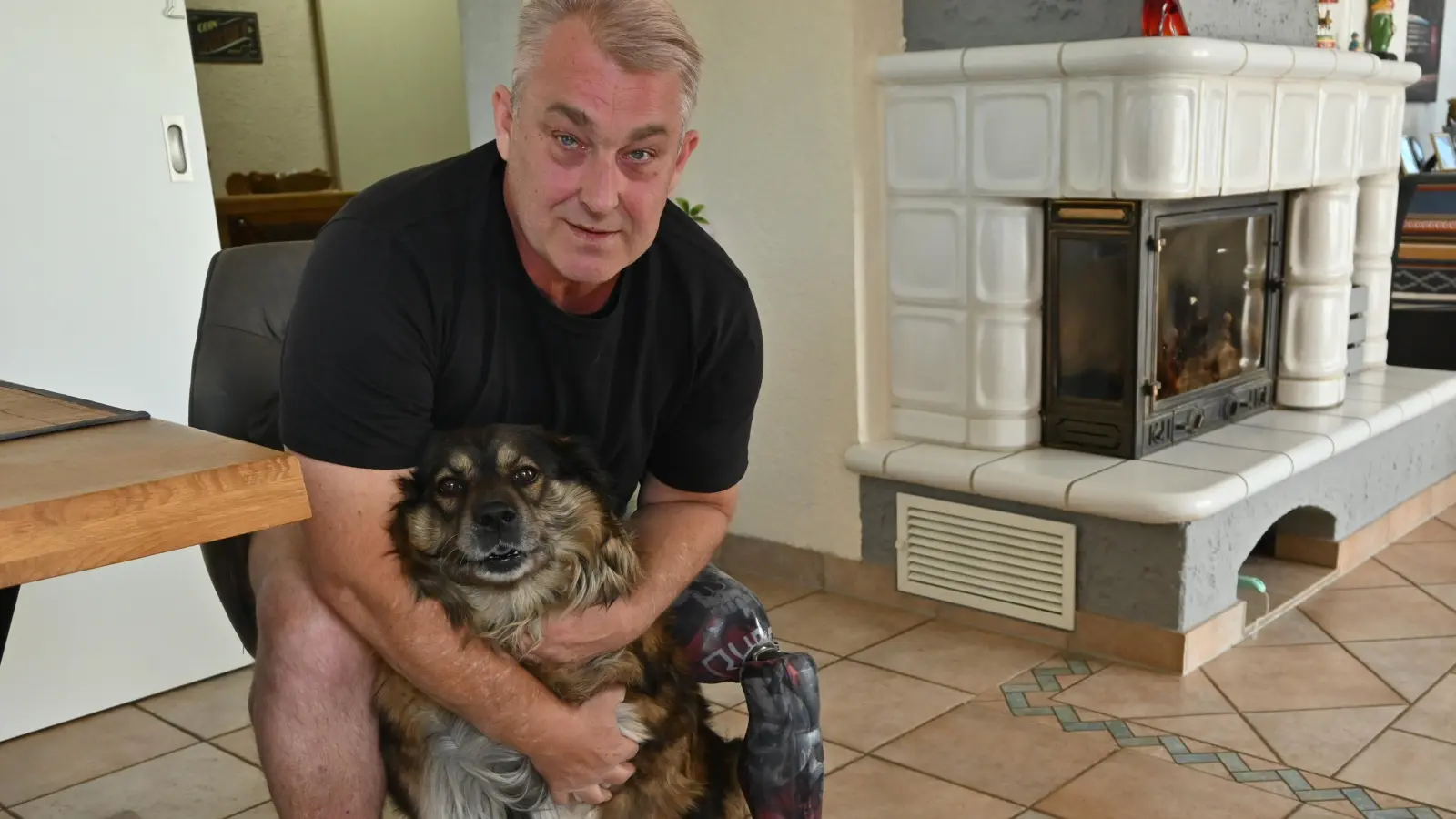 Seit einem Unfall im Jahr 1993 hat Markus Kazymyriw aus Heilsbronn (hier mit Hund Mila) nur noch ein Bein. Eine Prothese hilft ihm im Alltag. (Foto: Anna Beigel)
