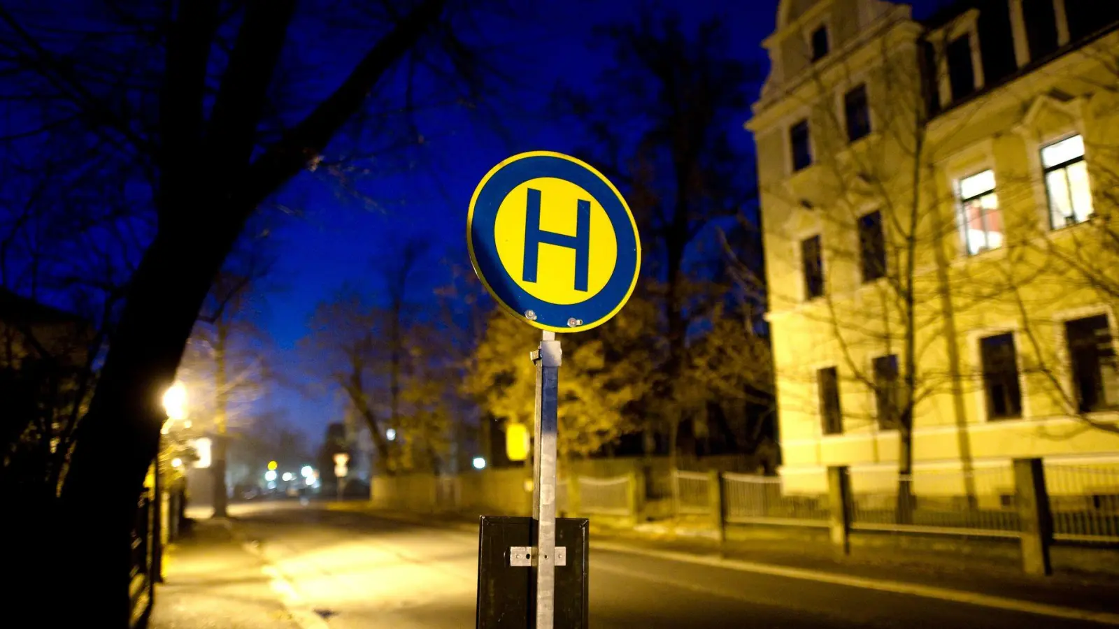 Nachts und in der Nähe von Feiern ist besonders viel Aufmerksamkeit und Umsicht gefragt - speziell von dort eingesetzten Busfahrern. (Foto: Arno Burgi/dpa-Zentralbild/dpa-tmn)